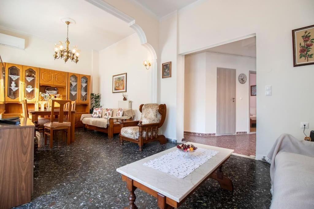 Vintage Charm Apt Near Centre イラクリオン エクステリア 写真